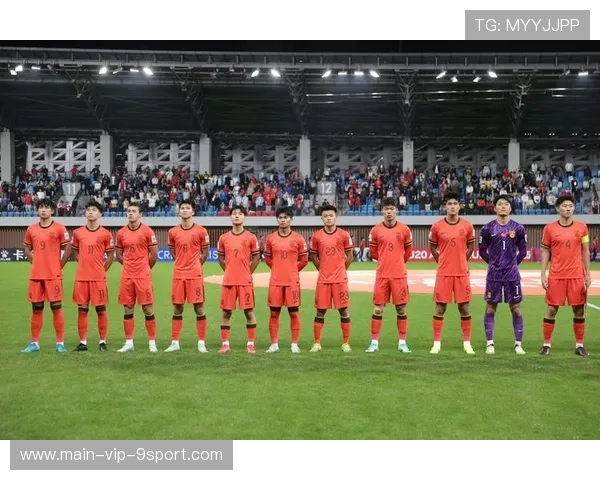 足球挑射入网让守门员傻眼：一场瞬间点燃观众激情的绝妙瞬间